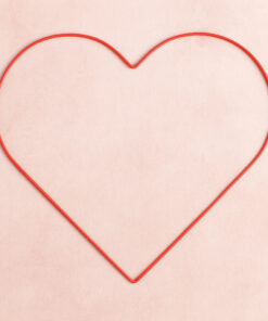 Rød hjerteformet metalramme fra Vaessen Creative til DIY-dekorationer og kreative projekter.