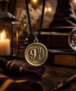 Harry Potter halskæde Platform 9 3/4 i magisk stemning med lys, bøger og tryllestav