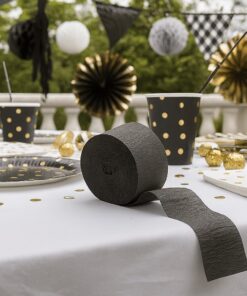 Sort crepepapir rulle anvendt som dekoration på pyntet festbord i sort og guld
