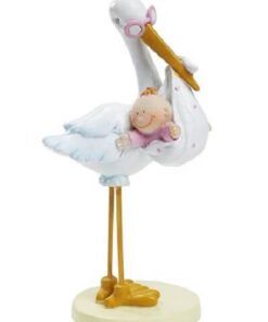 Barnedåbspynt stork med baby pige 11 cm i lyserød og hvid på hvid baggrund – bordpynt til barnedåb og baby shower