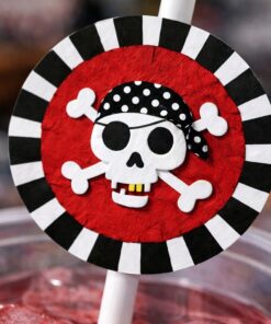Close-up af pirat sugerør med kranie motiv og sort bandana – detaljebillede til pirat fødselsdag
