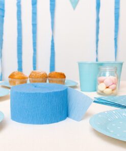 Lyseblå crepepapir rulle brugt som festpynt på pyntet festbord med kager og dekorationer