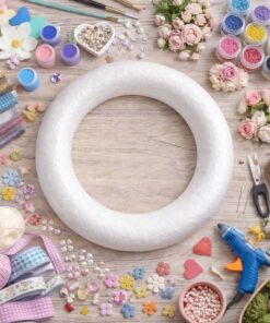 Styropor ring 22 cm med flad bagside omgivet af hobbyartikler til kreativ DIY krans og dekoration