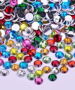 Farverige facetslebne rhinsten i 5mm mix, spredt på lys baggrund til kreative DIY-projekter.