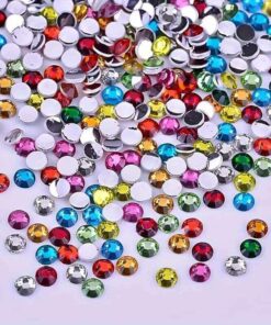 Farverige facetslebne rhinsten i 5mm mix, spredt på lys baggrund til kreative DIY-projekter.