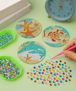 Farverige facetslebne rhinsten i 5mm mix, spredt på lys baggrund til kreative DIY-projekter.