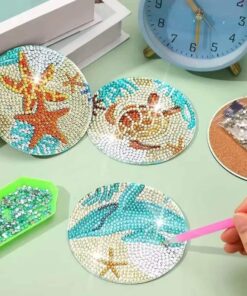 Farverige facetslebne rhinsten i 6 mm mix, spredt i en dekorativ samling til kreative projekter og DIY.