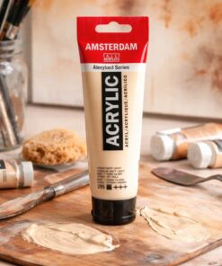 Amsterdam Standard akrylmaling Titanium Buff Light i brug på palette med beige farve og malerværktøj i atelier