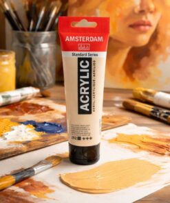 Amsterdam Standard akrylmaling Naples Yellow Red Light 120 ml på kunstnerbord med palet og pensler i atelier