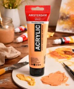 Amsterdam Standard akrylmaling Naples Yellow Red 120 ml på malerbord med pensler og farveblanding