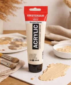 Amsterdam Standard akrylmaling Titanium Buff Deep 120 ml med beige farveprøve og pensler på kunstnerbord