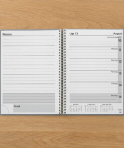 Mayland ugekalender 2026 i grå PP-plast med spiralryg og tværformat ugeskema samt notatside.