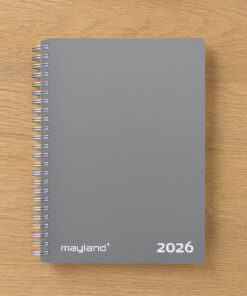 Mayland ugekalender 2026 i grå PP-plast med spiralryg og tværformat ugeskema samt notatside.