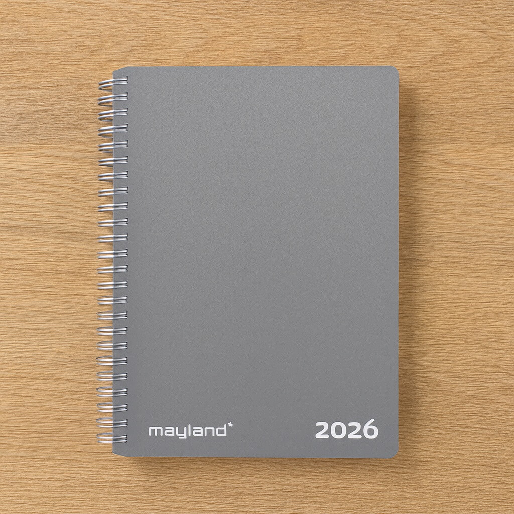 Mayland ugekalender 2026 i grå PP-plast med spiralryg og tværformat ugeskema samt notatside.