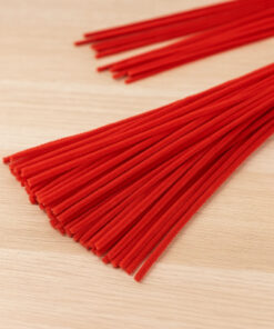 Julerøde piberensere 6mm x 30cm i pakke med 25 stk, bløde chenille-stænger til hobby og julepynt.