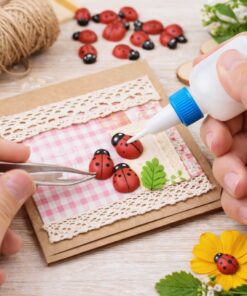 Person limer små træ mariehøns på kort med hobbylim til DIY scrapbooking og dekoration