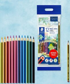 Et sæt Staedtler Noris Colour farveblyanter i forskellige nuancer, præsenteret med deres karakteristiske trekantede form og farvede ender. Blyanterne ligger organiseret og viser deres kraftige farver, designet til både børn og voksne, der ønsker høj kvalitet til tegning og farvelægning