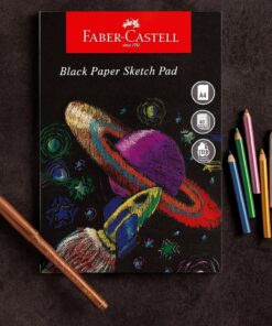 Faber-Castell Black Paper Sketch Pad A4 med sort forside og farverige illustrationer af planeter og stjerner samt ikoner for 40 ark og 140 g/m².