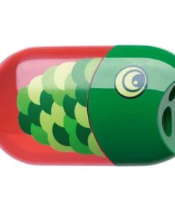 Faber-Castell dobbelt blyantspidser med rød og grøn fiskedekoration placeret på et bord med blyant og spåner.