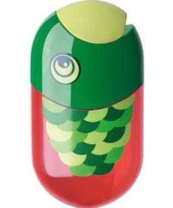 Faber-Castell dobbelt blyantspidser med rød og grøn fiskedekoration placeret på et bord med blyant og spåner.