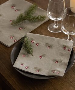 Juleservietter i dansk julestil med klassiske røde farver og julemotiver på dækket julebord