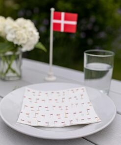 Servietter med Dannebrog foldet på et festligt dækket bord