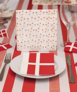 Servietter med Dannebrog foldet på et festligt dækket bord