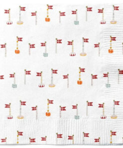 Servietter med Dannebrog foldet på et festligt dækket bord