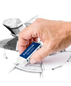 Staedtler Mars Plastic hvidt viskelæder med blåt papomslag på lys baggrund.