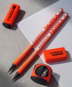 Staedtler NORIX 181 skrivesæt med to HB blyanter, viskelæder og blyantspidser på skrivebord.