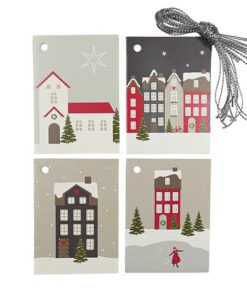 Fire jule-gavemærker med vinterby-motiver i røde, grå og hvide farver, omgivet af pyntegrankogler og træ-snefnug på en lys træbaggrund