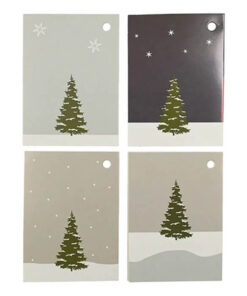 Fire jule-gavemærker med vinterby-motiver i røde, grå og hvide farver, omgivet af pyntegrankogler og træ-snefnug på en lys træbaggrund