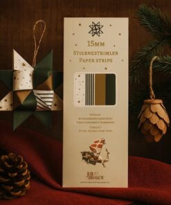 Pakke med 25 x 86 cm dobbeltsidede stjernestrimler i fire julefarver og mønstre, med illustration og produkt oplysninger på forsiden.