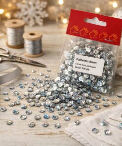 Pailletter 6 mm i sølv perlemor i pose med 500 stk, vist med hobby- og sytilbehør på lys baggrund