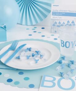Lyseblå sutteflasker som bordpynt til babyshower, barnedåb og babyfest for dreng