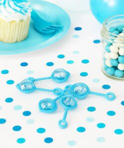 Lyseblå baby rangler som bordpynt på babyshower festbord med konfetti og cupcakes