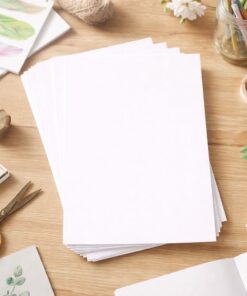 Stak hvid A4 karton på kreativt hobbybord med DIY materialer