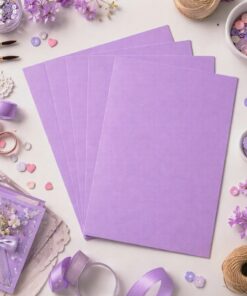A4 lys lilla karton fra Mayland Papperix i kreativ DIY opsætning med hobbyartikler, perfekt til kort og scrapbooking