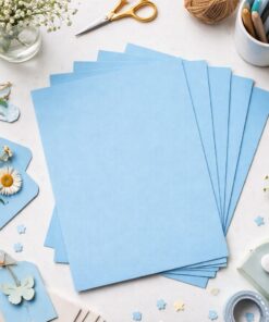 Lyseblå A4 karton fra Mayland Papperix i kreativt hobbysetup med DIY materialer, velegnet til scrapbooking, kort og kreative projekter