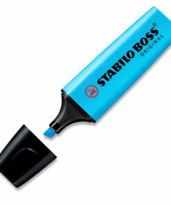 STABILO BOSS Original blå overstregningstusch med skrå spids og hætte ved siden af på hvid baggrund.