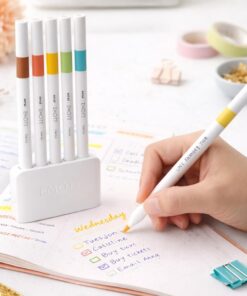 UNI EMOTT fine liner penne i brug ved bullet journal med farverige noter og kreativ planlægning