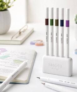 Uni Emott fineliners brugt til bullet journal på skrivebord med notesbog og minimalistisk setup
