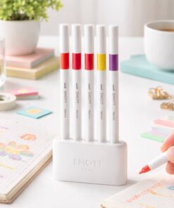 Uni Emott fineliner sæt brugt til bullet journal med farverige tegninger og noter på skrivebord