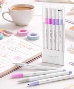 Uni Emott fineliners ved bullet journal med pastel farver og kreativ skrivebordstemning
