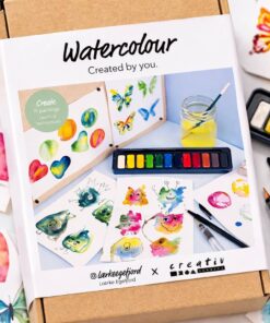 DIY akvarel kit til børn med vandfarve palette, akvarelpapir, vandpensel og kreative maleprojekter med farverige figurer