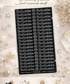 Selvklæbende stickers til indbydelser med sort iriserende skrift vist som infografik med peel off funktion og DIY anvendelse