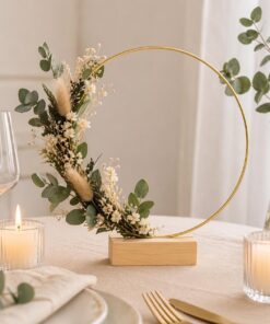 Dekorationsring med fod 30 cm i guld brugt som bordpynt med blomster dekoration og lys til fest
