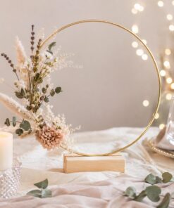Dekorationsring med fod 30 cm i guld med blomster dekoration og lys som bordpynt til fest og bryllup