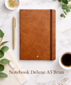 Notebook Deluxe A5 brun notesbog i kunstlæder på stilrent skrivebord med kaffe og kontorartikler