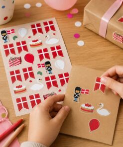 Barn bruger fødselsdag stickers med Dannebrogsflag, balloner, lagkage og svane til kreativ pynt og kort